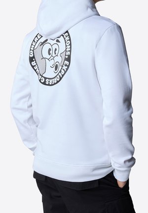 Witte hoodie met een grote zwarte afbeelding op de achterkant, waarop een cartoongezicht staat en de tekst "Waar Verkenners Samenkomen." Gemaakt van zachte stof.
