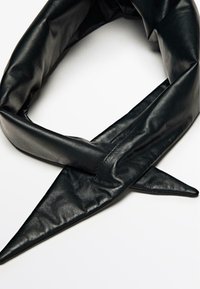 Sciarpa in pelle nera con una texture liscia, caratterizzata da un design a punta triangolare e una forma ad anello continuo. Nessun motivo o hardware visibile.