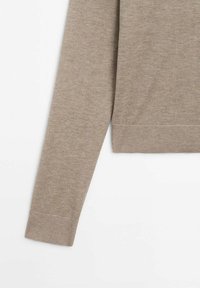 Beige pullover trui met een zachte textuur, geribde manchetten en zoom. Heeft lange mouwen en een relaxte pasvorm, wat een minimalistisch ontwerp laat zien.