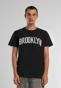 Mister Tee BROOKLYN  - Marškinėliai su spaudiniu - black