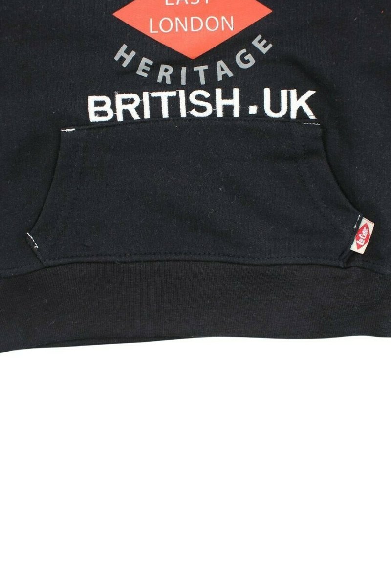 Sudadera negra con capucha que cuenta con un bolsillo frontal, texto impreso "EAST LONDON HERITAGE BRITISH.UK" en blanco y gris, con un logotipo de diamante rojo.