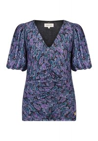 Top viola con scollo a V e maniche a palloncino. Presenta un motivo a foglia in verde, rosa e blu su uno sfondo nero. Dettagli arricciati in vita.