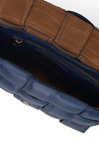 Borsa a tracolla in pelle blu navy con esterno trapuntato, fodera in suede marrone, tasca interna con zip e dettagli in metallo dorato.