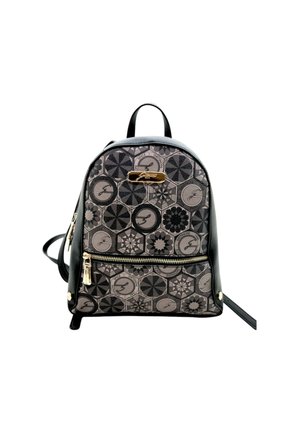 Zaino con motivo nero e grigio, caratterizzato da diversi design geometrici, materiale in pelle sintetica, accessori in metallo dorato e una tasca anteriore con zip.