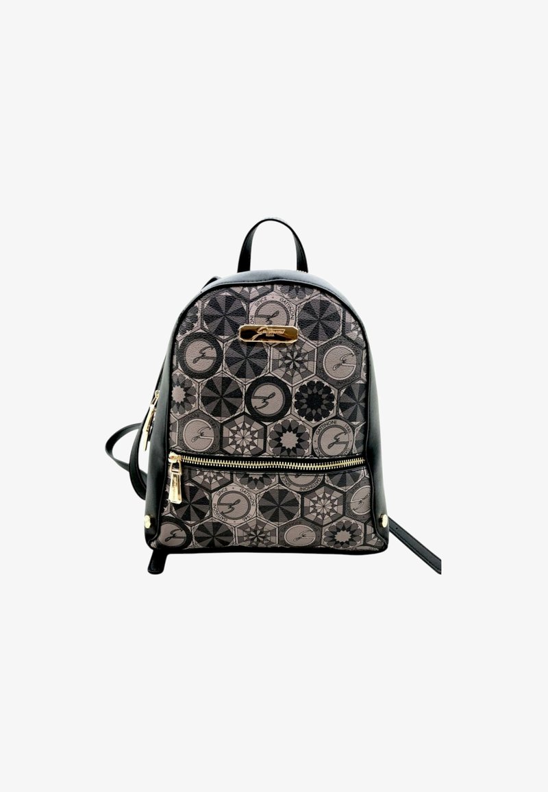 Zaino con motivo nero e grigio, caratterizzato da diversi design geometrici, materiale in pelle sintetica, accessori in metallo dorato e una tasca anteriore con zip.