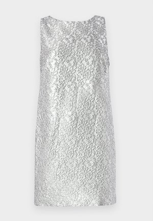 Sudraba bez piedurknēm kleita ar teksturētu rakstu, aprīkota ar apaļu kakla izgriezumu un taisnu siluetu. Gluda, atstarojoša auduma struktūra.