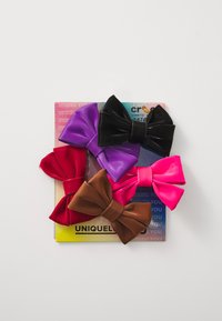 Set de cinci funde mari în violet, roz, roșu, negru și maro, realizate din material lucios, aranjate pe un cartonaș multicolor.