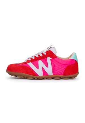 Zapatilla de perfil bajo con ante rojo y tela rosa, logotipo "W" blanco, lengüeta del talón azul claro, cordones blancos y suela de goma marrón texturizada.