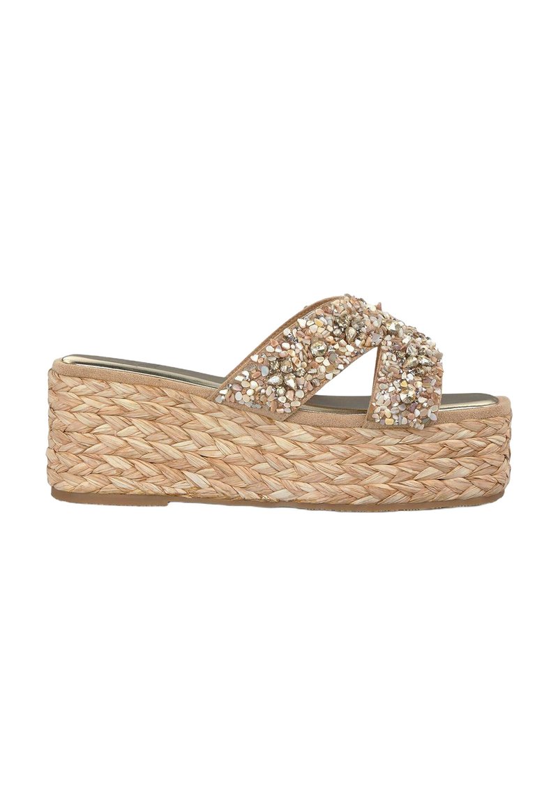 Sandali platform con base in paglia intrecciata e cinturino incrociato decorato. Il cinturino presenta diverse pietre decorative colorate.