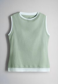 Top sans manches vert clair avec une bordure blanche autour de l'encolure, des emmanchures et de l'ourlet, posé à plat sur une surface claire.