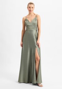 Langes, olivgrünes Satin-Kleid mit tiefem V-Ausschnitt, gerafftem Oberteil, dünnen Trägern und einem hohen Schlitz bis zum Oberschenkel. Glatte Textur mit fließendem Design.