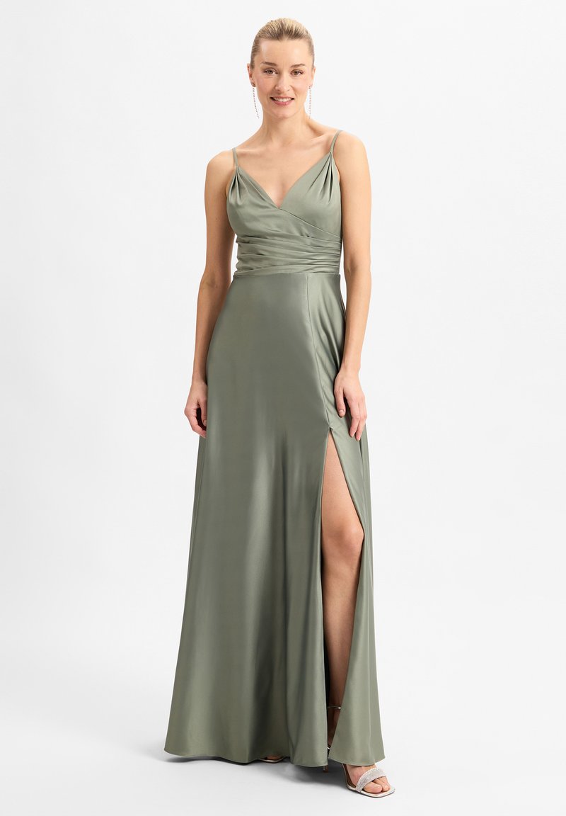 Langes, olivgrünes Satin-Kleid mit tiefem V-Ausschnitt, gerafftem Oberteil, dünnen Trägern und einem hohen Schlitz bis zum Oberschenkel. Glatte Textur mit fließendem Design.