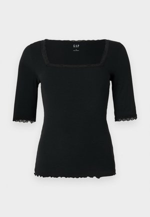 Čierne rebrované krátke rukávy s hranatým výstrihom, zdobené čipkovanou lemovkou na golieri a rukávoch, so zvlneným lemom.