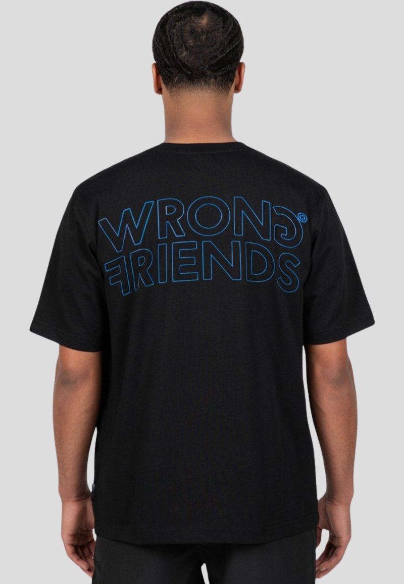 Černé bavlněné tričko s krátkým rukávem, které na zádech zdobí velký modrý nápis "WRONG FRIENDS". Jednoduchý, standardní fit design.