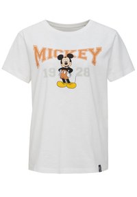 Valkoinen puuvillapaita, jossa on Mickey Mouse -kuva oranssilla ja vihreällä tekstillä; "Mickey" ja "1928" on painettu hahmon ylle.