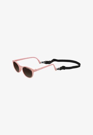 Pink katteøje-solbriller med mørke tonede linser, fastgjort til en justerbar sort rem med to klipslås.