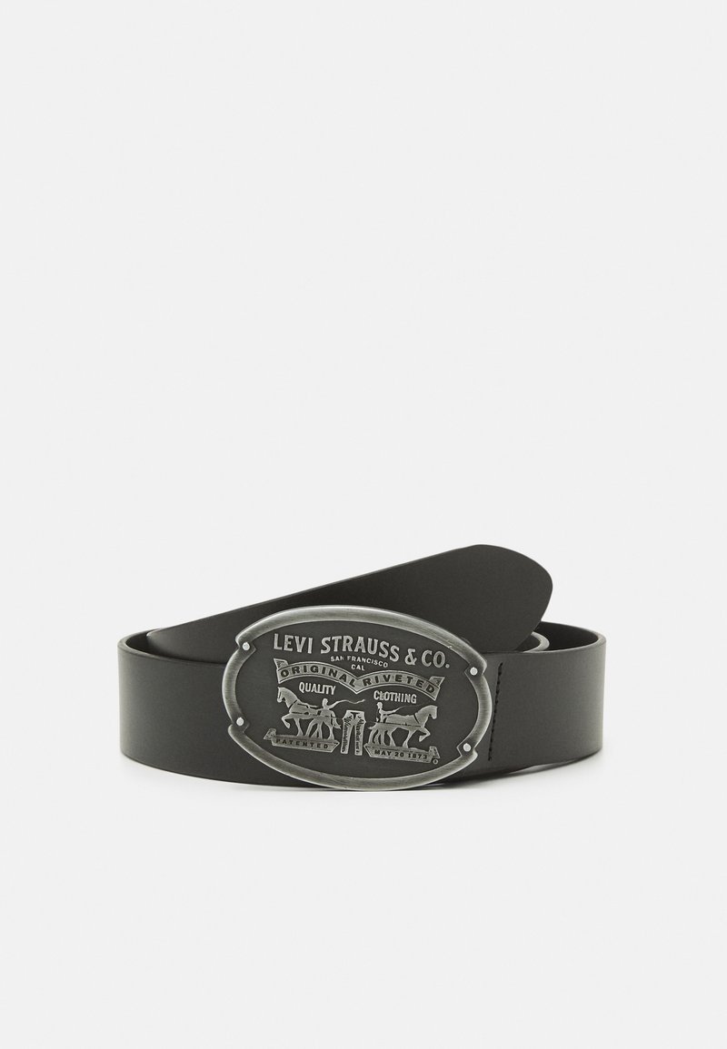 Ceinture en cuir noir avec une grande boucle ovale en argent gravée de "Levi Strauss & Co." et un motif attelé par un cheval.
