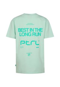 T-shirt en coton vert menthe avec un grand texte « BEST IN THE LONG RUN » et le logo de la marque au dos, accompagné de coordonnées et de marquages supplémentaires.