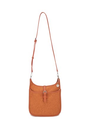 Sac bandoulière marron texturé avec sangle réglable, fermeture avant à boucle et petit charm en métal rond sur le côté.