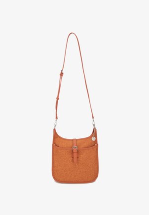 Bruine, gestructureerde crossbodytas met verstelbare riem, sluiting aan de voorkant met gesp en een kleine ronde metalen hanger aan de zijkant.