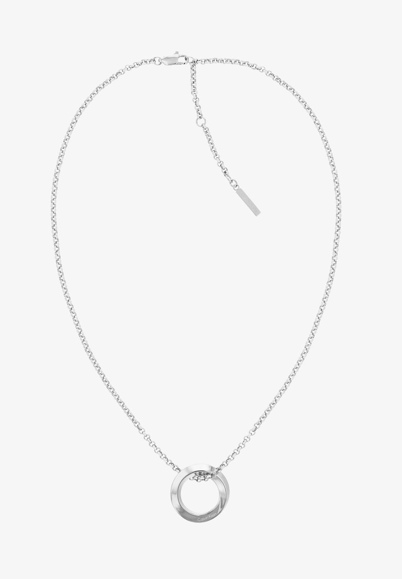 Collar de plata con una cadena fina y un colgante circular que presenta un diseño de bucles en capas. El material parece suave y pulido.