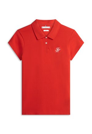 Rode polo met korte mouwen met twee knopen, wit geborduurd "TH" logo op de borst en klein vlaglogo op de linkermouw.