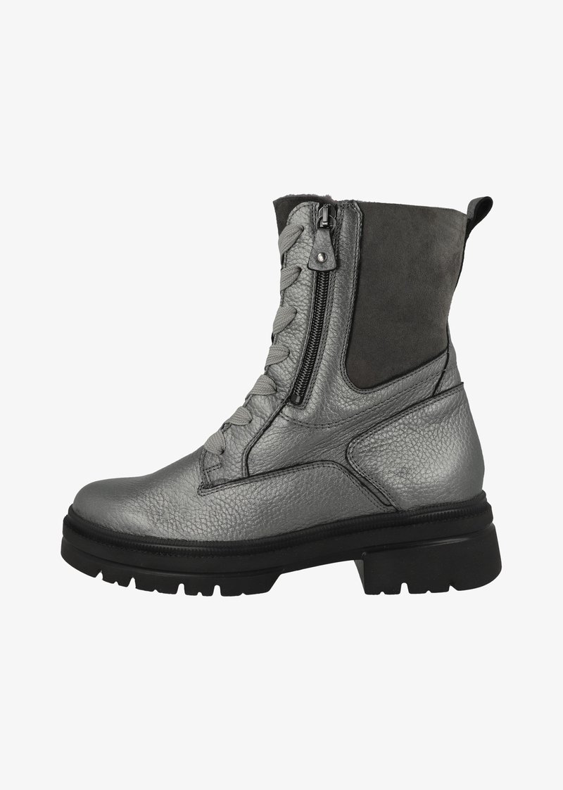Botín de cuero gris con acabado texturizado, que presenta cordones y un cierre con cremallera, y una suela de goma negra sólida con tacos.