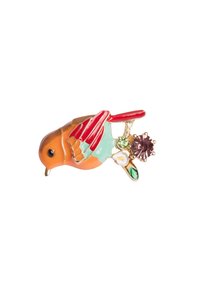 Spilla a forma di uccello in smalto con corpo arancione, ali rosse e dettagli verdi. Presenta un fiore in pietre multicolori. Base in metallo dorato.