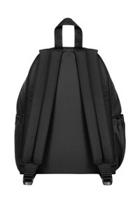 Schwarzer Rucksack mit gepolsterten Schulterriemen, einem oberen Tragegriff und Seitentaschen. Hergestellt aus strapazierfähigem Stoff mit glatter Textur.