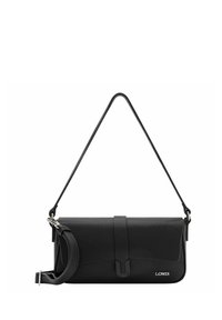 Schwarze strukturierte Leder-Crossbody-Tasche mit Klappenverschluss, verstellbarem Tragegurt und silbernen Hardware-Elementen. Mit einem Logo auf der Vorderseite.