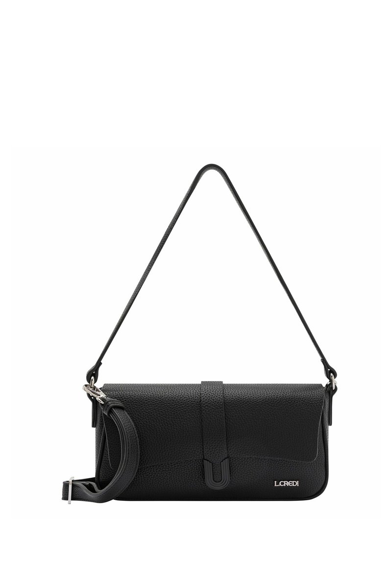 Schwarze strukturierte Leder-Crossbody-Tasche mit Klappenverschluss, verstellbarem Tragegurt und silbernen Hardware-Elementen. Mit einem Logo auf der Vorderseite.