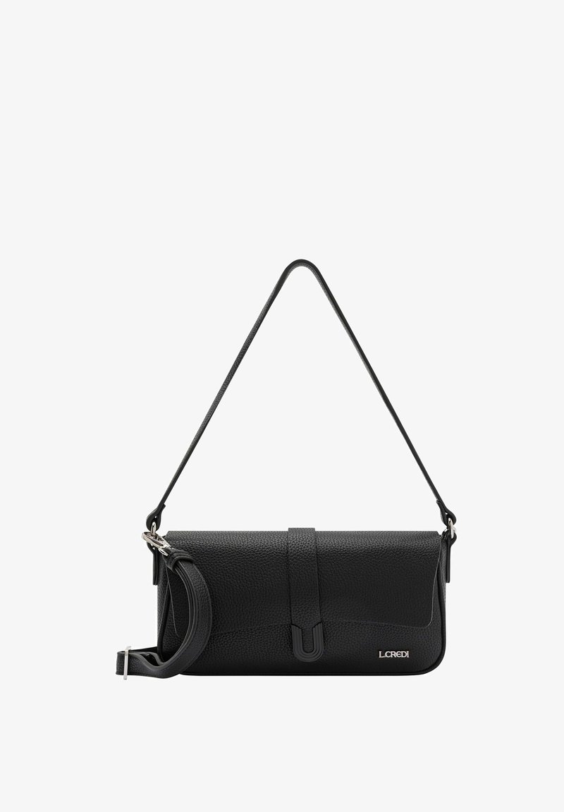 Borsa a tracolla in pelle nera testurizzata con chiusura a pattina, tracolla regolabile e dettagli in metallo argento. Presenta un logo sulla parte anteriore.