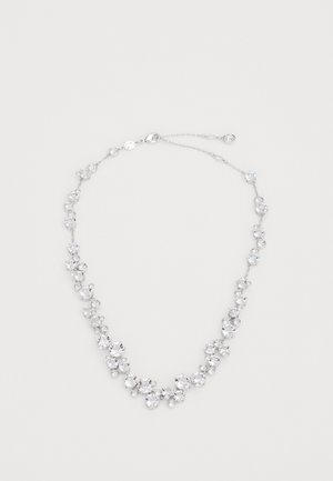 Collana in tono argento con numerosi gemme trasparenti di diverse dimensioni, disposte in un delicato motivo, con chiusura a moschettone.