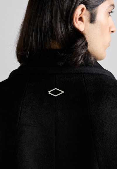 Han Kjøbenhavn WIDE SHOULDER LONG TAILORED COAT - Casaco clássico - black