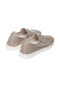 Beige Leder Slipper mit elastischem Band über der Vorderseite, weißer gerillter Sohle und glatter Oberfläche. Abgerundete Zehen und Rückseite mit Stichakzenten.
