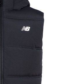 Gilet puffer nero con cappuccio, dotato di chiusura con zip e logo "NB" bianco sul petto. Texture liscia con sezioni trapuntate.
