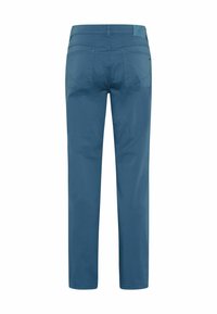 Modré slim-fit kalhoty s hladkým povrchem. Obsahují dvě zadní kapsy a rovný střih nohavic. Pás je jednoduchý s visačkou.