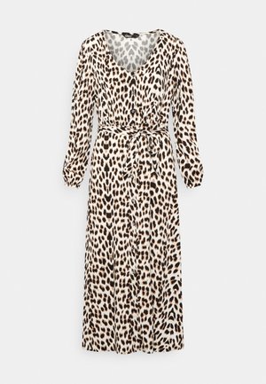 Robe midi imprimée léopard avec des manches longues, un décolleté en V, une taille ceinturée et une silhouette fluide dans des tons de crème, noir et marron.