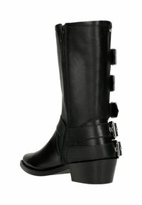 Czarne skórzane wysokie botki z zaokrąglonym noskiem, zamkiem błyskawicznym z boku oraz trzema klamrami z tyłu. Posiadają niski, klockowy obcas.