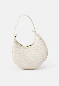 Vævet cremefarvet håndtaske med en buet, sekskantet form og en enkelt skulderrem. Glat tekstur med et diskret mønster.