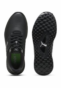 Μαύρα αθλητικά παπούτσια με υφασμάτινη επένδυση, που διαθέτουν σχέδιο από διχτυωτό υλικό, αντιθετικό πράσινο εσωτερικό και λαστιχένια σόλα με μοτίβο για καλύτερη πρόσφυση.