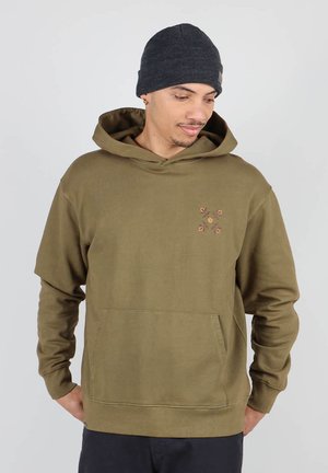 Hoodie vert olive en tissu doux, avec une poche avant et un petit motif floral dans des couleurs pastel sur la poitrine. Coupe classique.