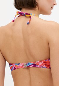 Top bikini multicolore con design a bandeau senza cuciture, collo regolabile con fiocco e chiusura con gancio. Il tessuto presenta un vivace motivo floreale.