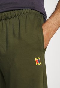 Nike Performance HERITAGE PANT - Calças de fato de treino - rough green