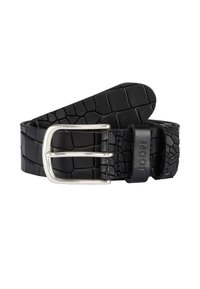 Cintura in pelle nera con texture a coccodrillo, fibbia con doppio gancio in argento e passante, con un dettaglio brandizzato.