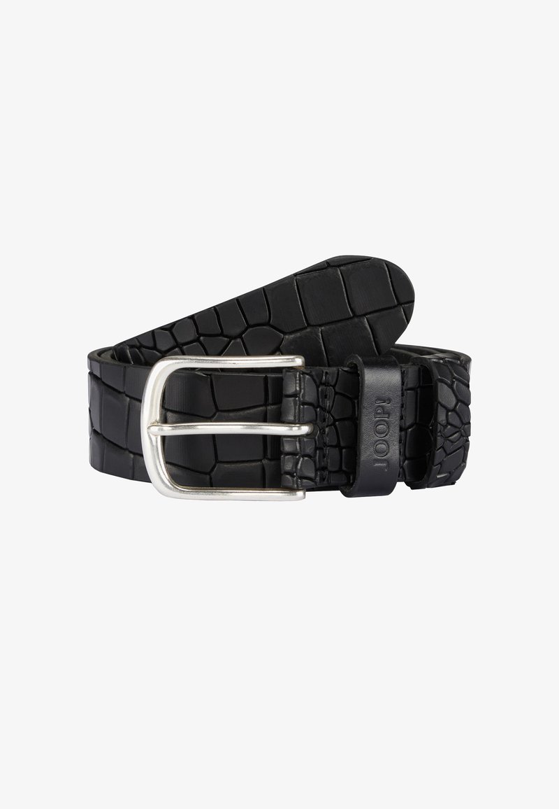 Cintura in pelle nera con texture a coccodrillo, fibbia con doppio gancio in argento e passante, con un dettaglio brandizzato.