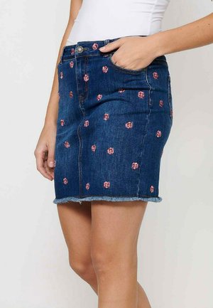 Denim svārki ar pieguļošu dizainu, tumši zilā krāsā, saplēstām malām un izkaisītu rozā ziedu izšuvumu. Iekļauj priekšējās kabatas un pogu aizdari.