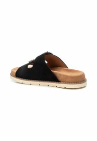 Sandalo a infradito in suede nero con una suola interna beige imbottita, design con ritagli e cuciture a contrasto su una suola esterna beige chiaro.