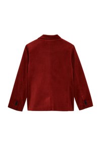 Czerwona zamszowa marynarka o gładkiej fakturze, jednorządowa, z klapami i mankietami zapinanymi na guziki. Tył posiada rozcięcie i czyste linie.