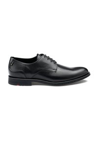 Schwarze Leder-Dressschuhe mit glatter Oberfläche, runder Zehenform und Schnürdesign. Mit einer strukturierten Sohle und einem dezenten roten Akzent an der Ferse.